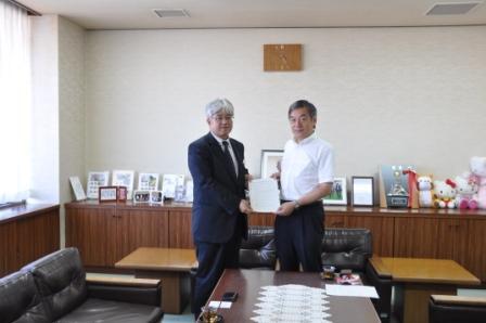 写真：八幸自動車株式会社との災害時応援協定締結式の様子	