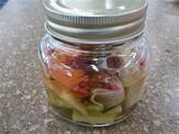 写真:瓶詰されたピクルス