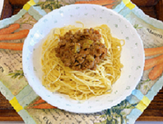 写真:皿に盛られたミートソーススパゲッティ