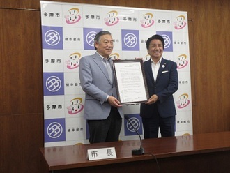 写真:市長と議長の共同宣言