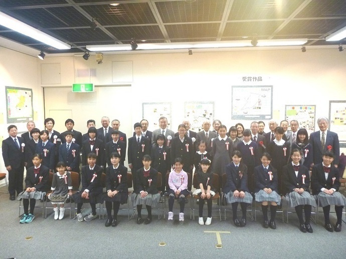写真：第21回多摩市身のまわりの環境地図作品展表彰式