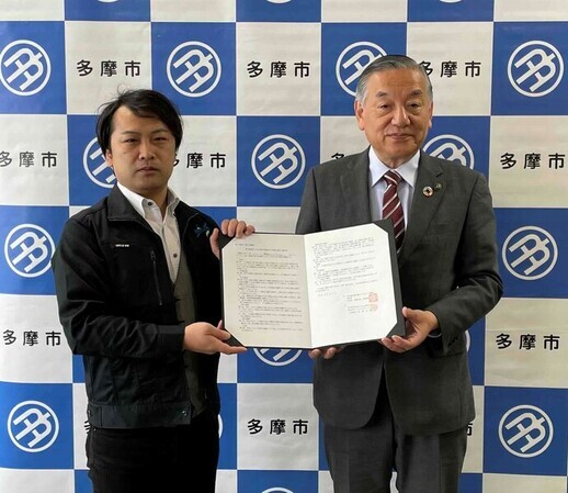 5月9日協定締結式　株式会社ファーストソリューション代表者と阿部市長との写真