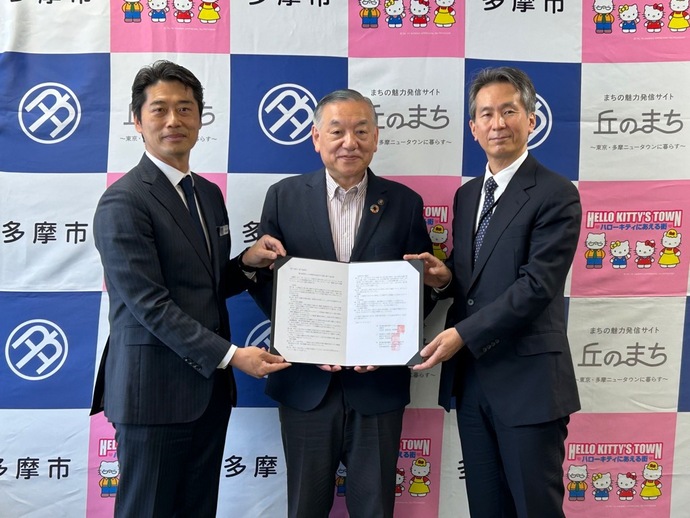 4月16日締結式　東京ガス株式会社代表者様、阿部市長、東京ガスライフバル南多摩株式会社代表者様の写真