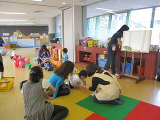写真：保育室で過ごす複数の親子の様子