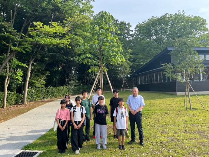 アオギリ前での集合写真