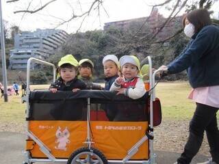 写真:お散歩カーに乗っているキッズガーデンかわせみの園児の様子