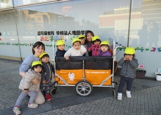 写真:お散歩カーに乗っている、おだ学園保育園の園児の様子
