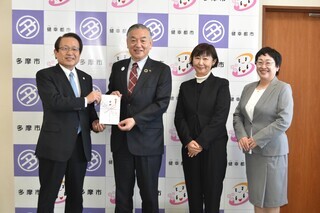 写真:寄贈式での目録贈呈の様子