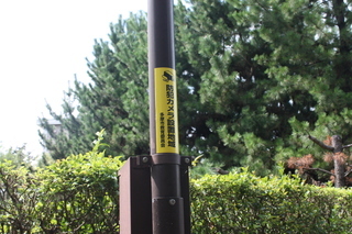 写真:防犯カメラ周辺に貼っているステッカー2