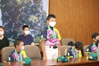 写真：多摩フレンズベースボールクラブの選手が立ち上がって挨拶をしている様子