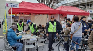 写真：調布駅前広場、ブース出展の様子1