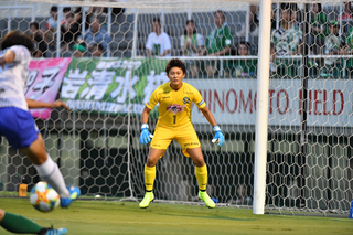 写真：ゴールマウスを守る山下杏也加選手の様子