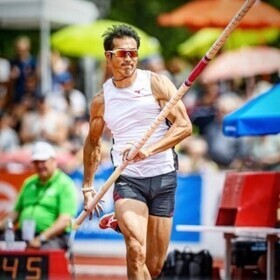 写真：棒高跳び競技をする右代啓祐選手