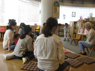 写真：おはなし会の様子