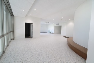 写真：4階エレベーター前ロビー（令和3年9月撮影）