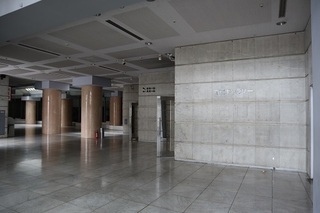 写真：2階ロビー（小ホール方向）（令和2年6月撮影）