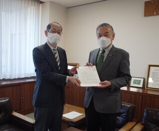 写真：山谷会長から阿部市長へ文書の提出をする様子