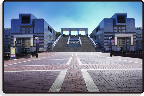 写真：昼のパルテノン多摩