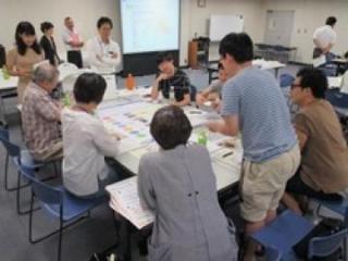 写真：理想の駅周辺についてアイディア交換をする様子