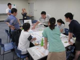 写真：駅周辺の機能について意見交換をする様子