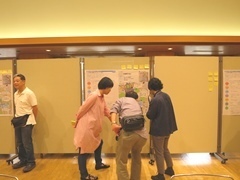 写真：ワークショップメンバーによる説明