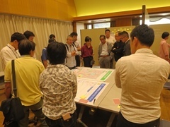 写真：メンバーと来場者による意見交換