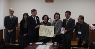 写真：市長に受賞を報告する様子