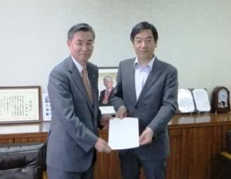 写真:多摩市指定企業指定通知書の授与(指定企業第23-1号)