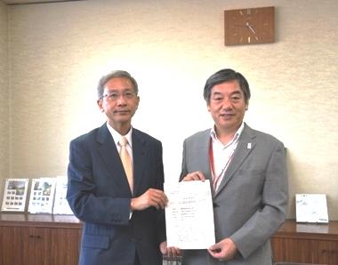 写真:多摩市指定企業指定通知書の授与(指定企業第24-1号)