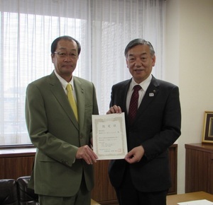 写真:通知書を持つ株式会社長谷工コーポレーションの辻󠄀社長と阿部市長(指定企業第29-1号)