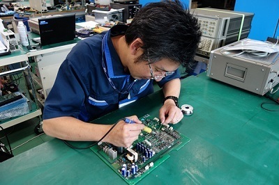 写真：基盤の修理を行う様子