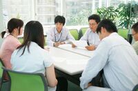 写真：若手社員同士のミーティング