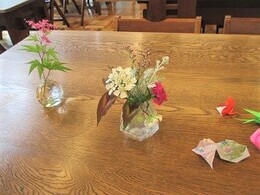 花瓶に活けた園内の草花の写真