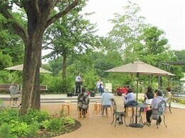 ガーデンで歌うシンガーと聴衆の写真