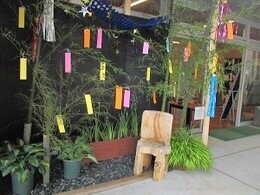 七夕飾りと季節の草花の装飾の写真