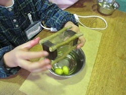 繭を紡いでランプシェードを作っている写真