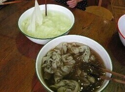 植物から採った草木染め用の液に漬けた布の写真