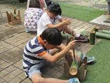 竹の工作をする子ども達の写真
