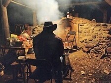 一本杉公園の窯場で炭焼きをしている人の写真