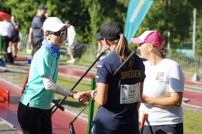 相手選手と握手される越村選手