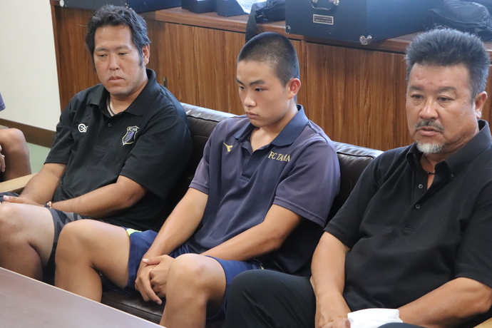 写真：左からコーチ、吉田選手、監督