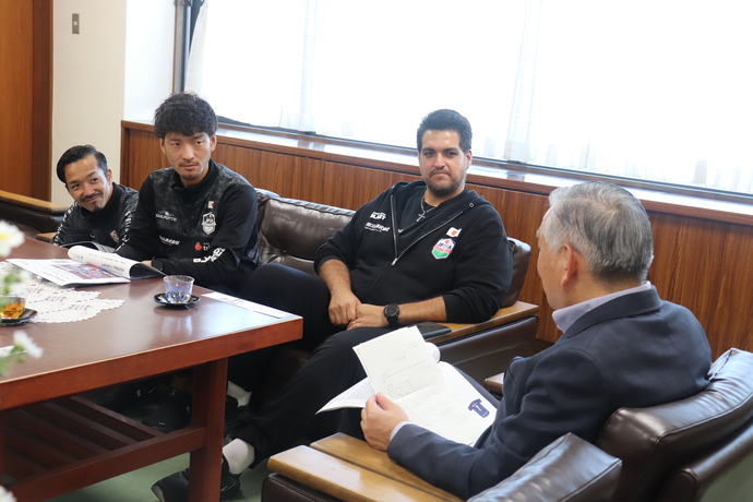 日本代表監督、日本ソサイチ連盟から出場結果の報告を受ける多摩市長