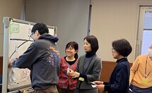 写真:協創講座 ふせんを貼り付ける様子