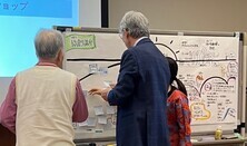 写真:協創講座 ふせんを貼り付ける様子2