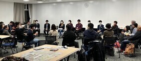 写真:若者会議ワークショップにて輪になって話し合う様子