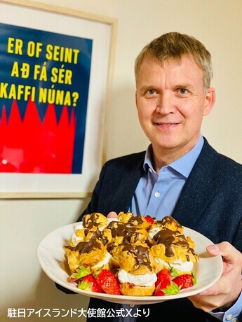ボッルールを持つ駐日アイスランド大使