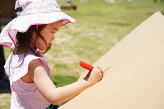 テントにお絵描きする女の子