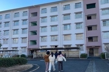 写真：高齢者宅へ向かう様子