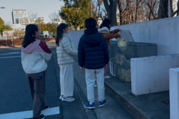 写真：ゴミを捨てる様子