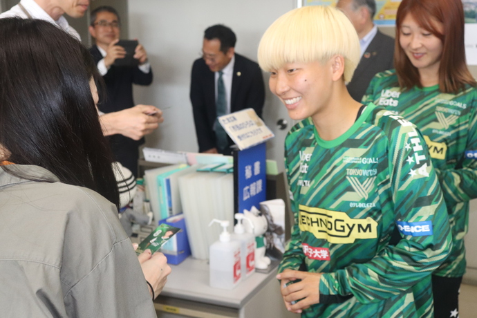 写真　職員や市民に名刺を配る菅野選手、西川選手